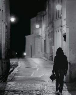 "La passante / The woman walker"