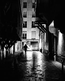 "La flèche noir et blanc / The arrow black and white"